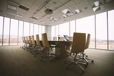 Nouvelles dalles de plafond dans un bureau