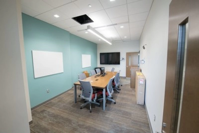 Des dalles de plafond technique dans un bureau