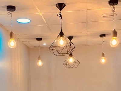Faux plafond personnalisé avec des suspensions lumineuses