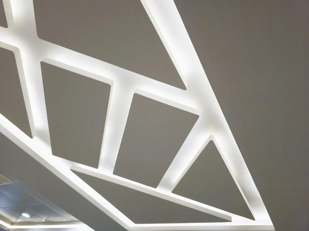 Plafond suspendu avec spots halogènes