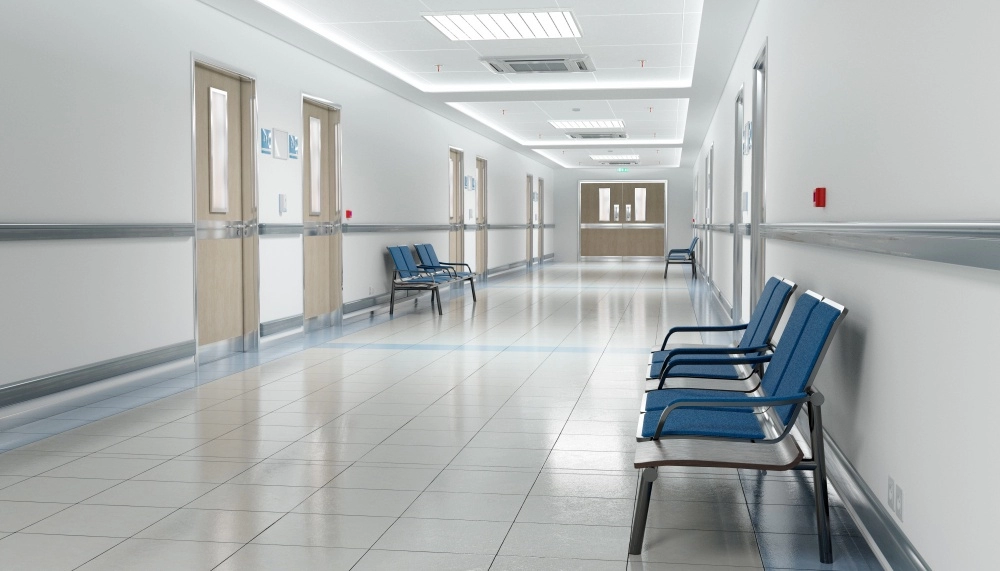 Salle d'attente dans un couloir d'hôpital