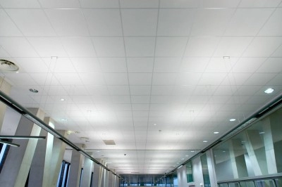 Un plafond modulaire dans un grand espace éclairé
